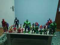 Различни Avengers играчки, супергерои
