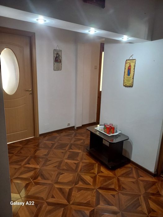 Închiriez apartament 3 camere