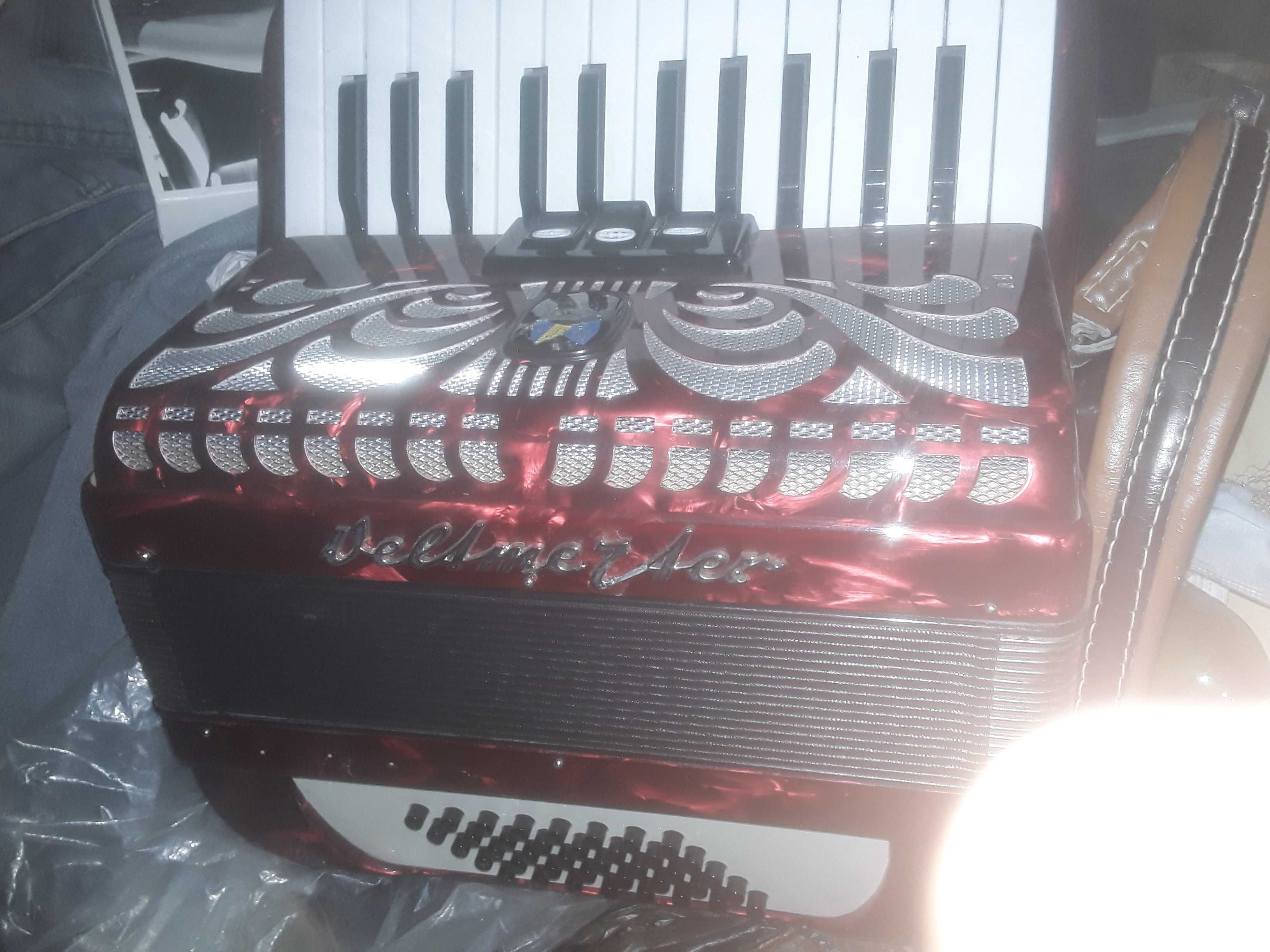 vand acordeon weltmeister barcarole 80 basi , 5 registre.