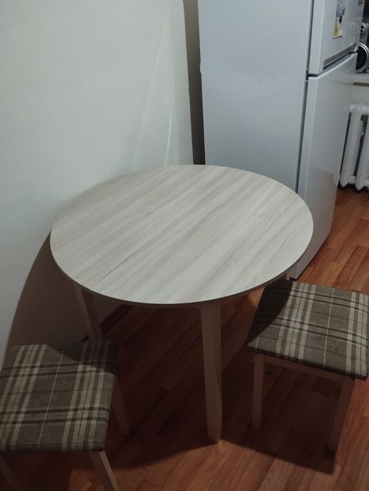 Продам стол и 4 стулья