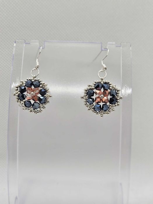 Продавам ръчно изработени бижута от мъниста