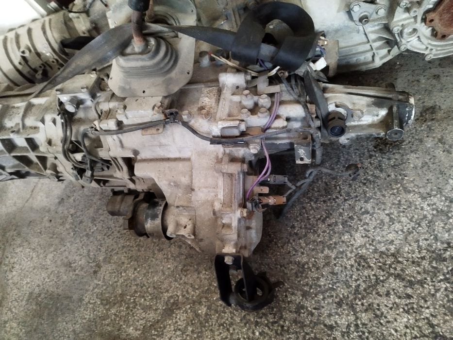 Продавам скоростна и раздатъчна кутия за Мицубиши Л200 2.5D