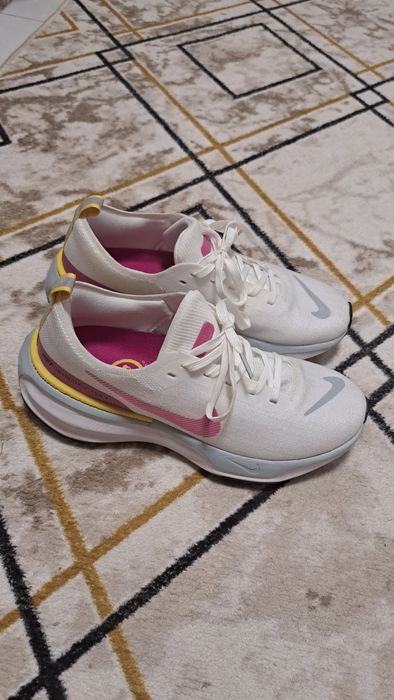 Маратонки Nike...