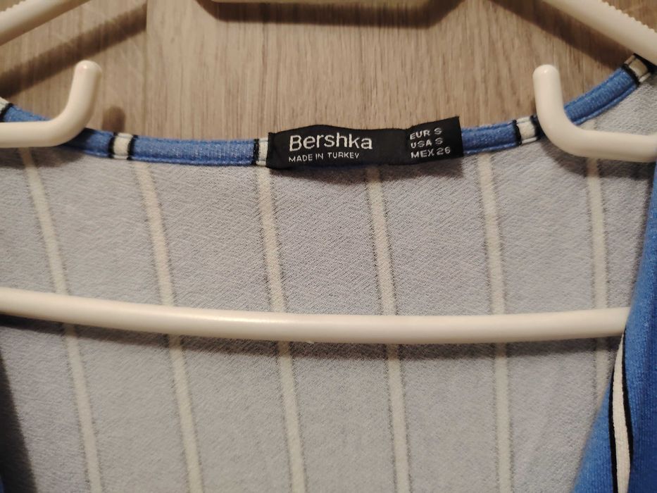 Bluza Bershka decolteu V, marime S