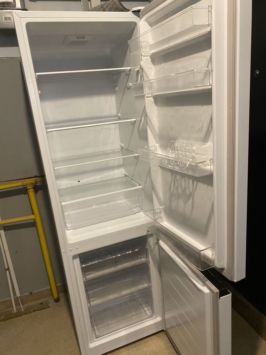 Vand frigider , folosit 3 luni ! Ofer garantie , luat nou de pe emag !