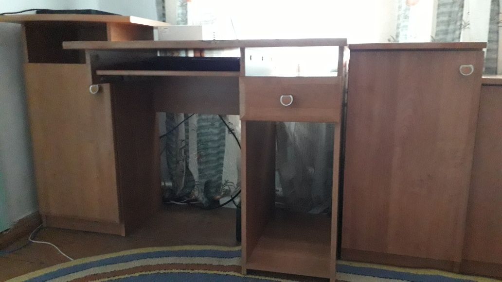 Продам компьютерный стол ,две тумбочки и навестная полка для книг