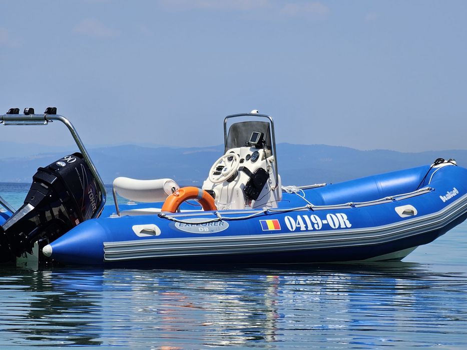 Barcă gonflabilă cu chila rigidă RIB Bombard 600 DB cu motor 90 CP