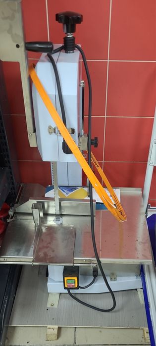 Продам маленькую пилу, хорошо подходит в домашних условиях.