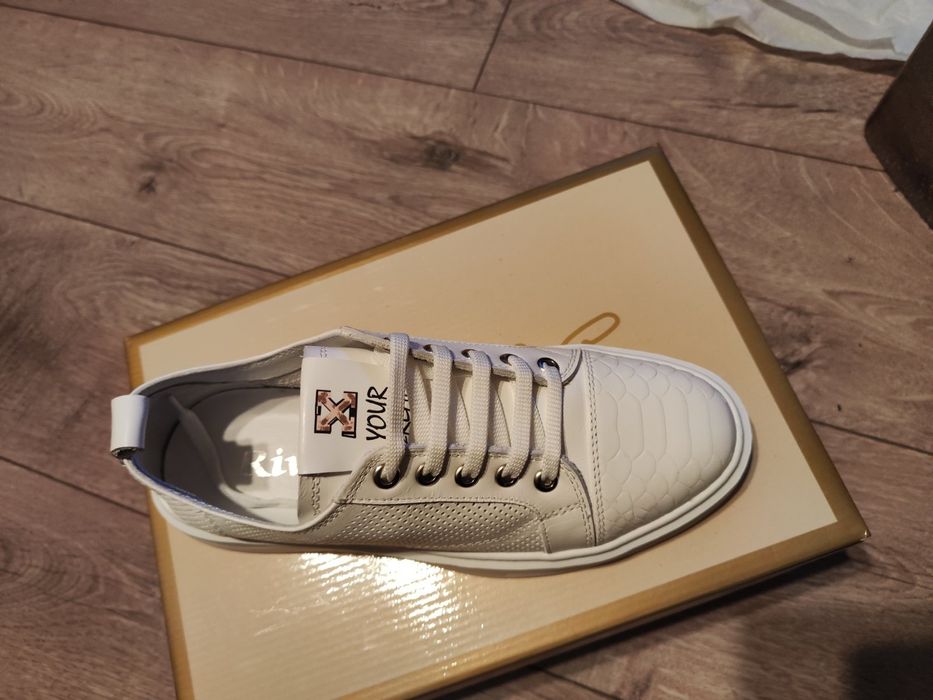 Дамски спортни обувки