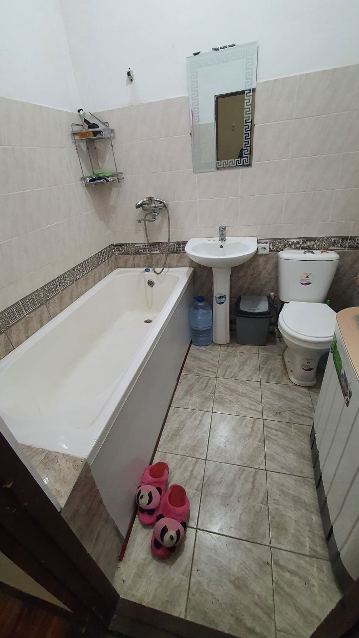 Uy sotiladi Qarshu eski shaharga yaqin 50 lv 1 xona 2 xona qilingan