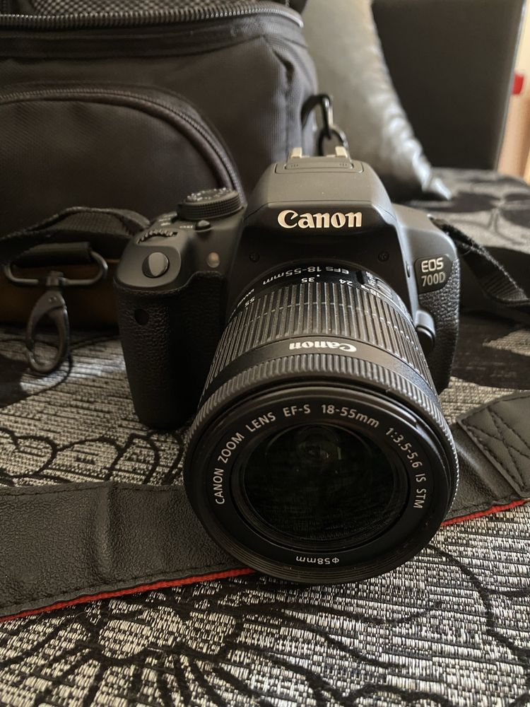 Canon  EOS  700D