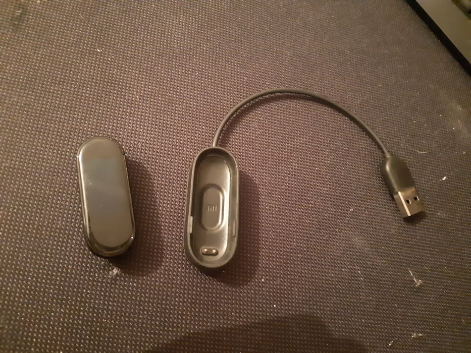 Фитнес-браслет и рабочий