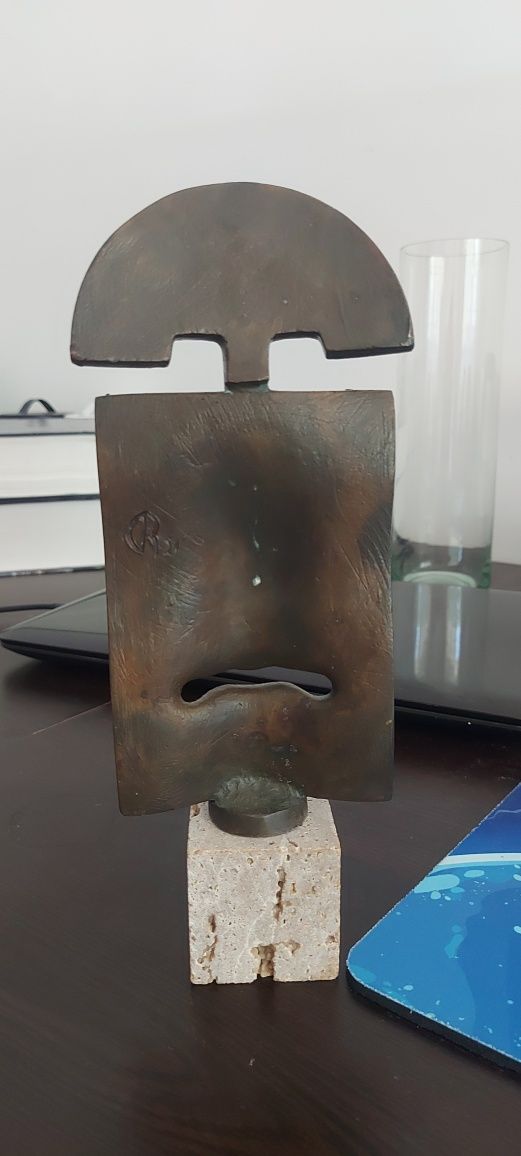 Sculptură din bronz pe soclu de piatră, sculptor Radu Ciobanu