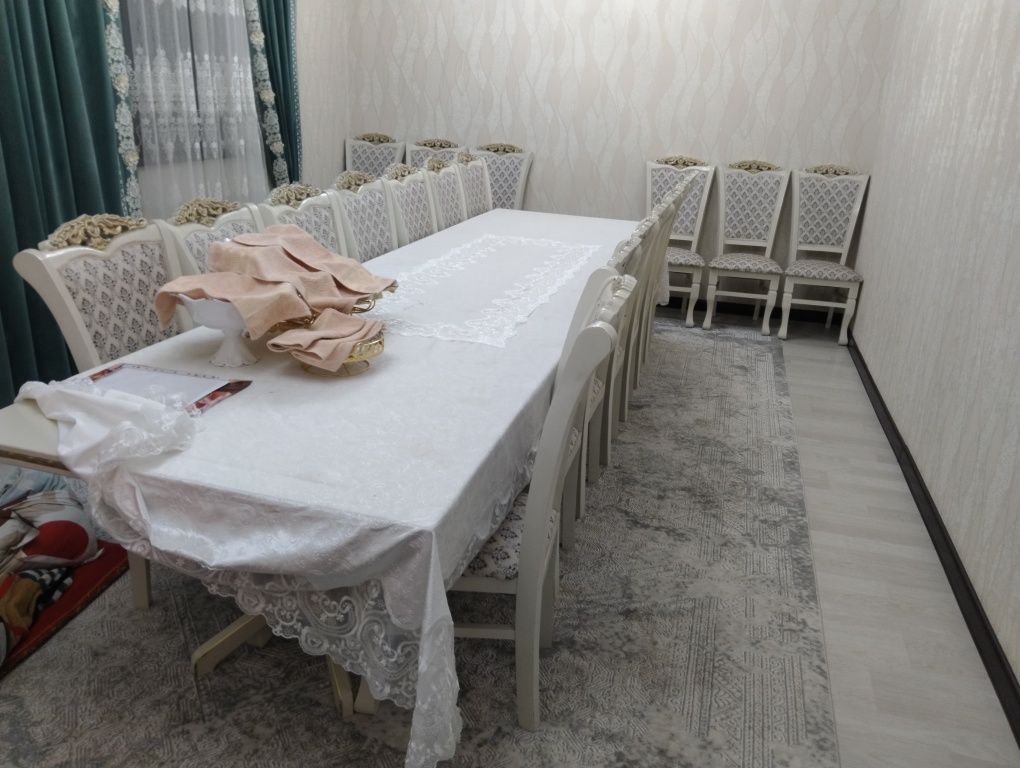 Стол с стулями продается