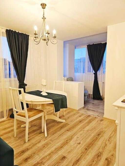 Inchiriez Apartament 3 camere zona centrala