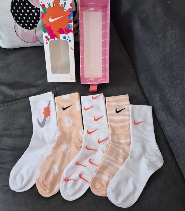 Дамски и мъжки чорапи в кутия