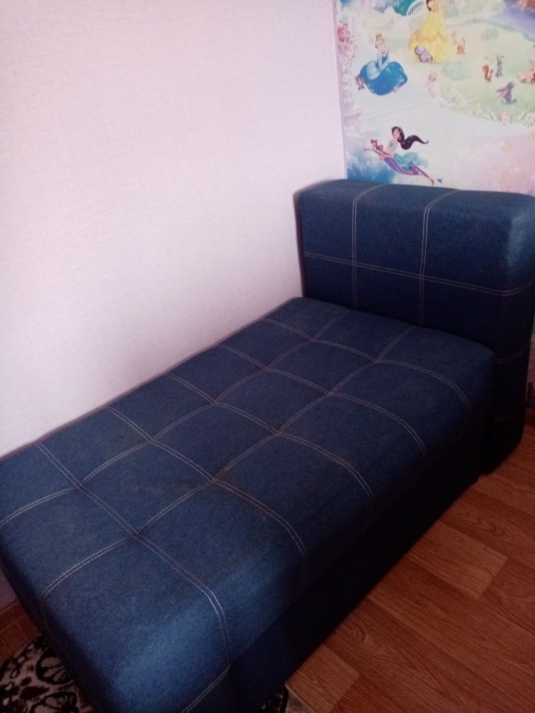 Диванчик, раздвижной, с ящиком и спинкой.
