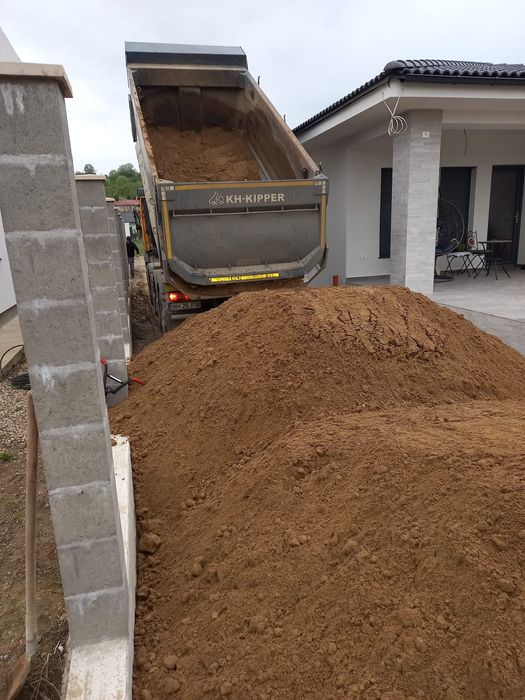 Închiriez Buldoexcavator și Camioane 8x4