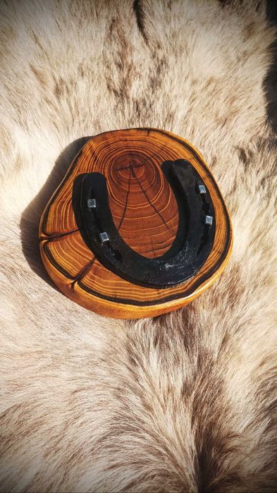 Potcoava norocoasa montata pe suport de salcam