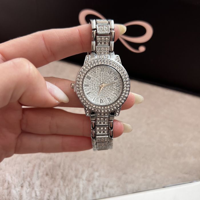 Нов часовник + гривни