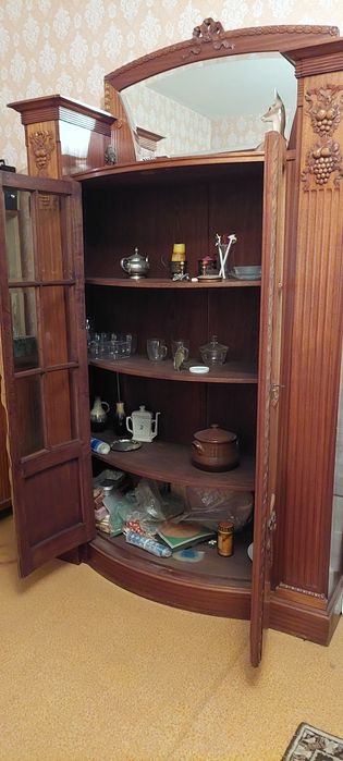 Продавам ретро шкаф- бюфет