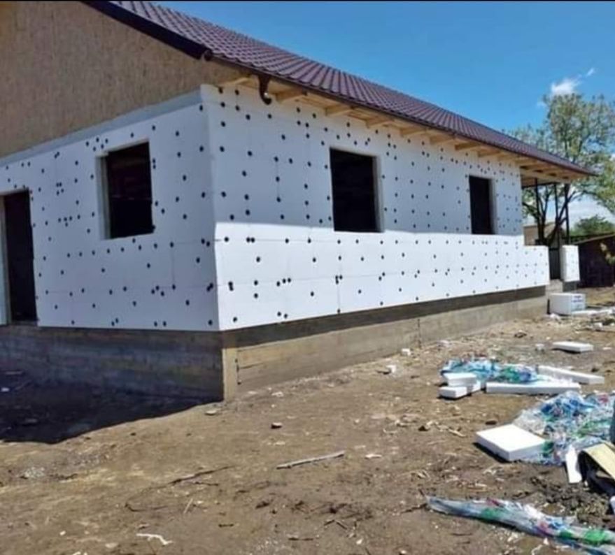 Case pe structură metalică cu pereții din panouri sandwich termoizolan