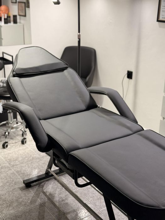 Професионален стол за козметици и татуисти (нов в гаранция)