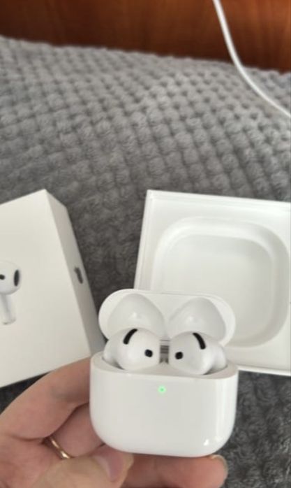 Airpods 4 продаеться
