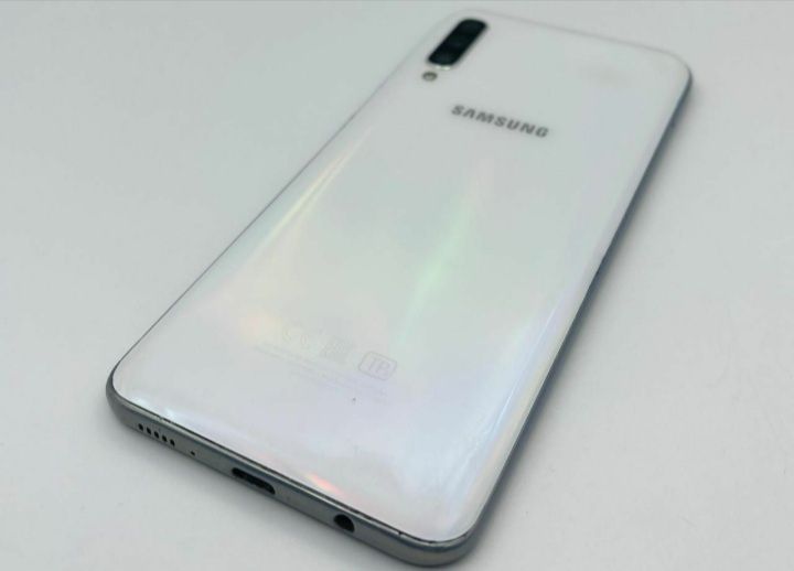 Срочно продам Samsung A50 64/4гб