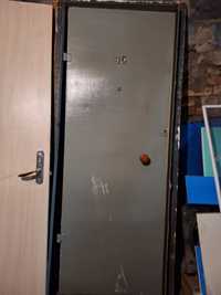 Продаю железный дверь размером 195/80. Метал толстый  обшитый  с замко