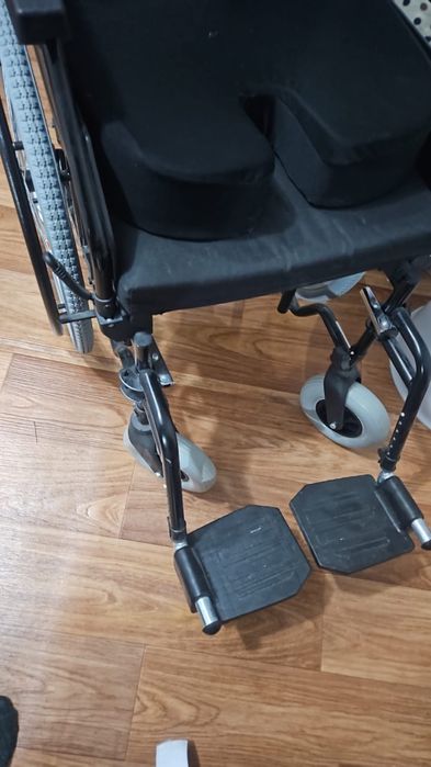 Продам инвалидную коляску в отличном состояний