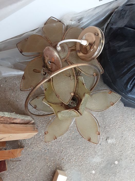 Две маленькие люстры отдам даром