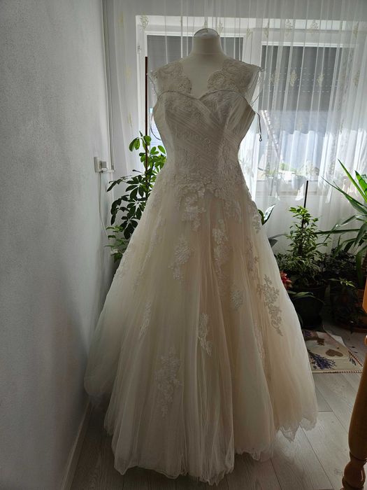 Rochie de mireasă Pronovias Barcelona, M, cu voal și husa incluse
