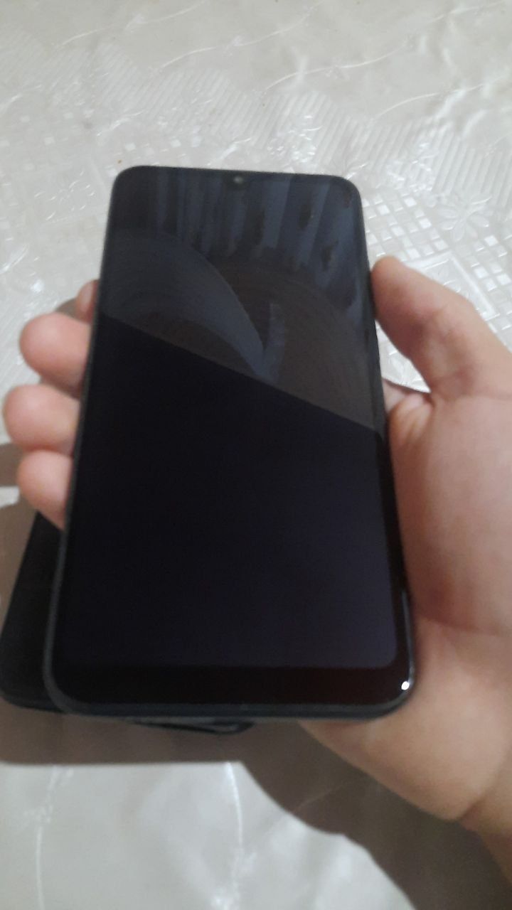 Xiaomi Redmi 7 holati yaxshi sirochni sotiladi