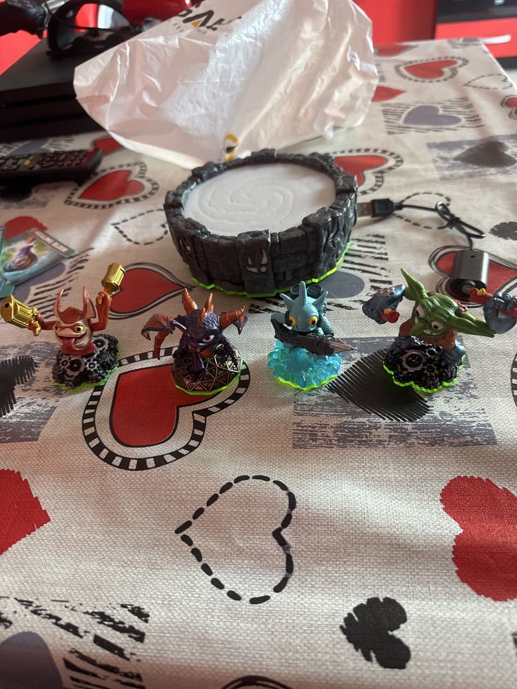 Skylanders фигури + skylanders portal + зарядно за контролер