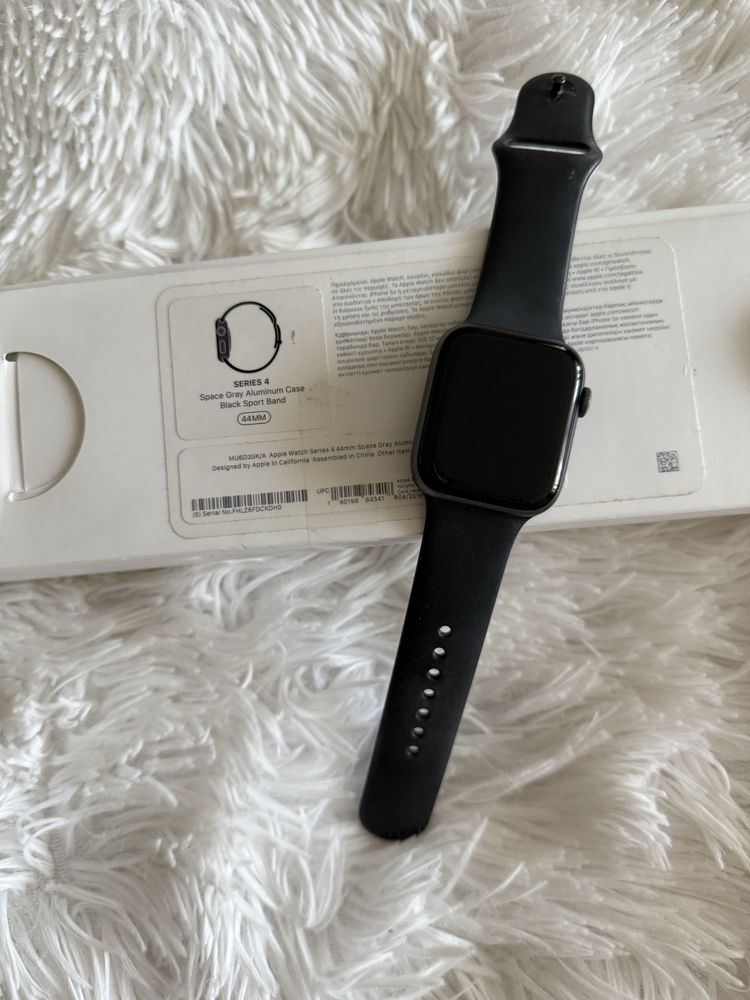 Apple wath 4 series продаю , в отличном состоянии , купиала в sulpake