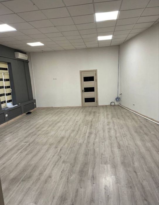 ОФИС, ШоУрум  и др , 100 м на Яккасарае ( Интерпол)
