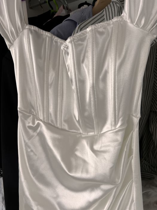 Rochita alba satin elastic noua