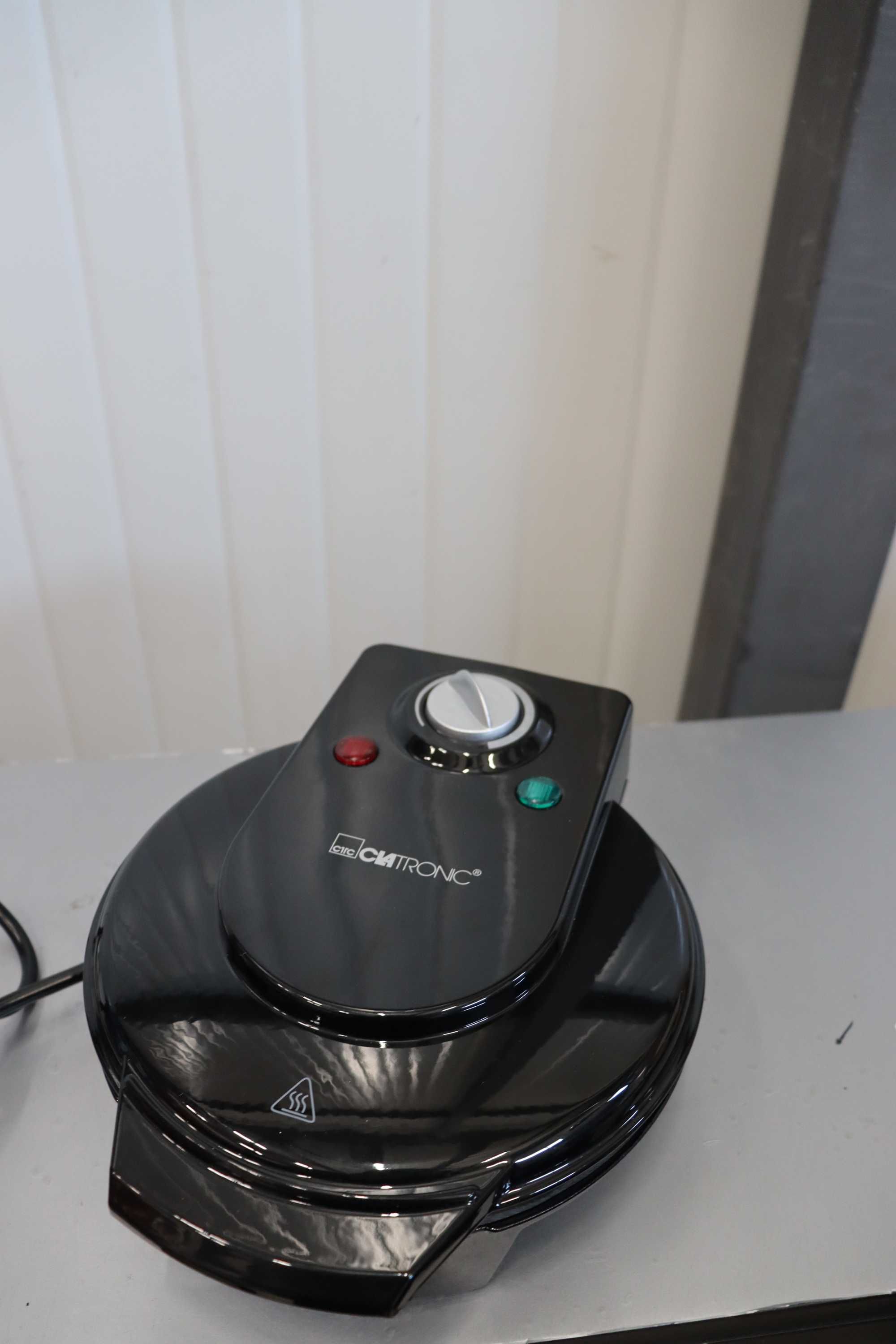 Уред за гофрети Clatronic WA 3491, 1200 W, черен, Гофретник