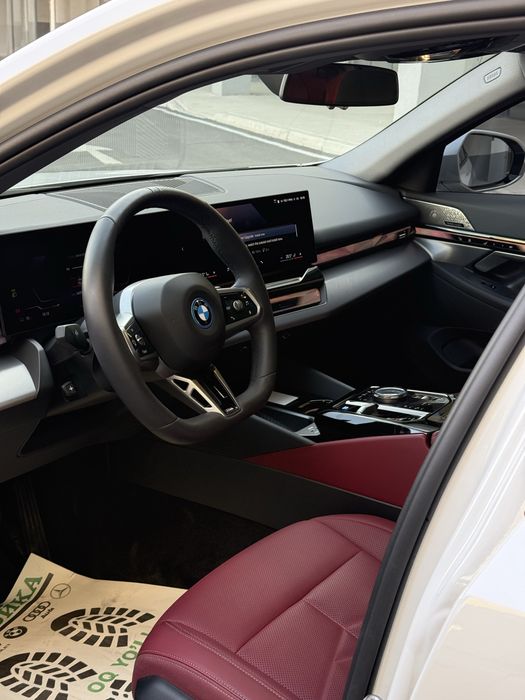BMW i5 35L v nalichii