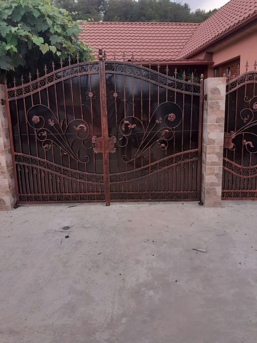 Vând garduri și porți la comanda clientului