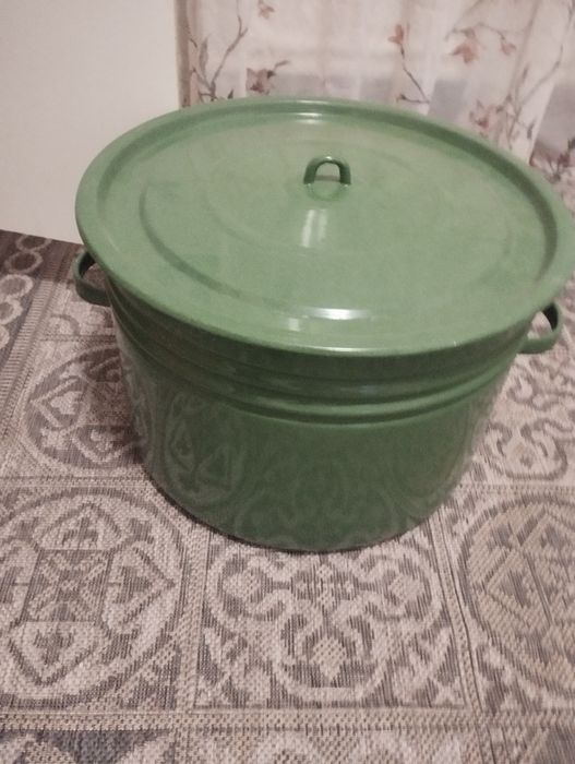 Продам эмалированную большую кастрюлю.