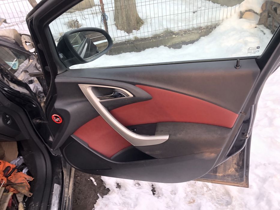 Fete usii opel astra j
