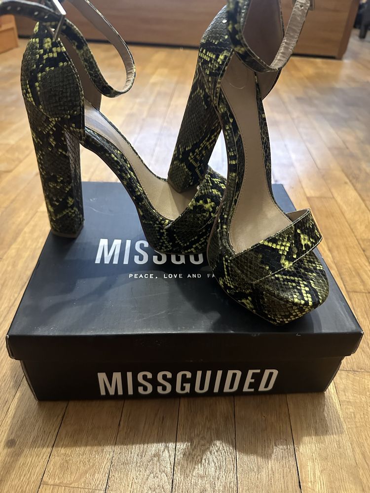 Змийски принт сандали Missguided