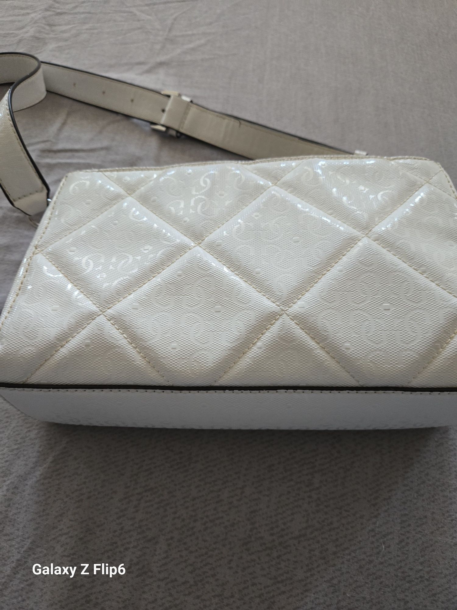 Оригинална чанта Guess