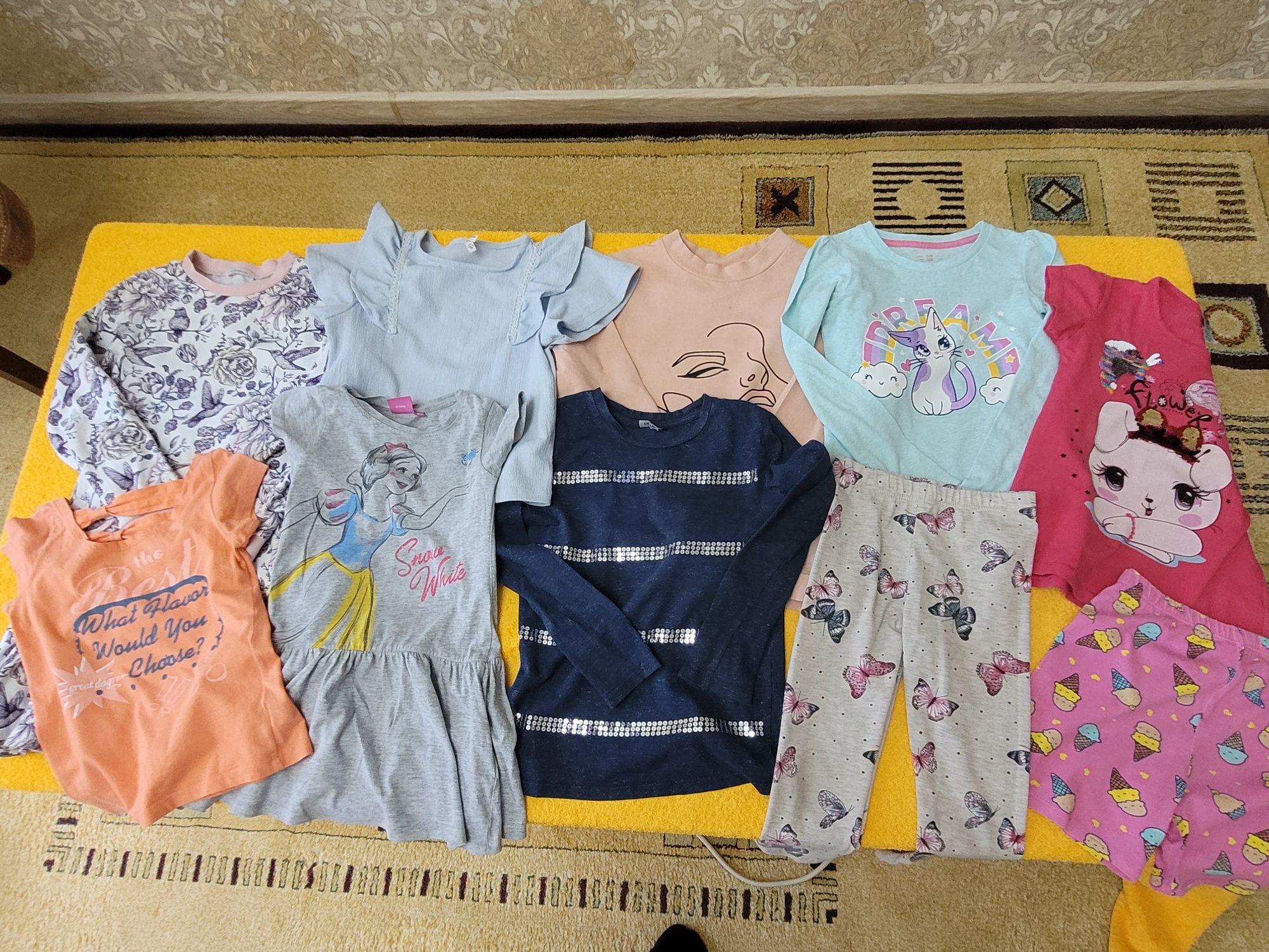 Одежду разную на девочек продам..
