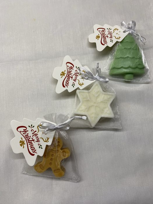 Ароматен букет от соеви свещи и коледни подаръци