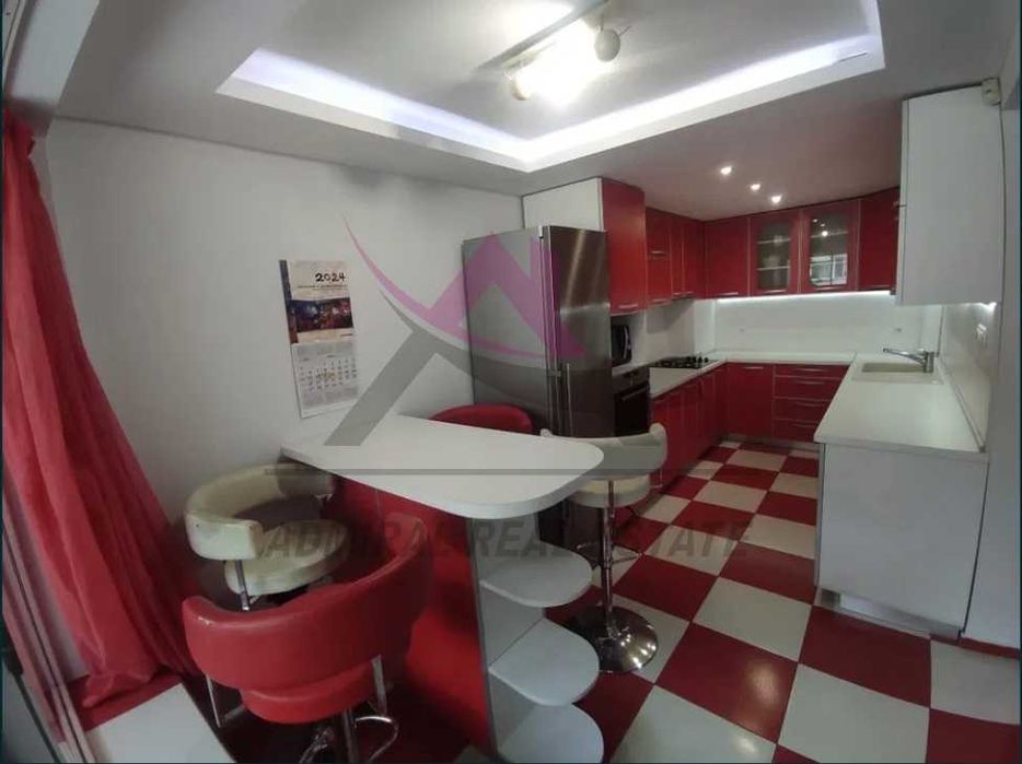 Просторен и Приветлив! Тристаен- Център