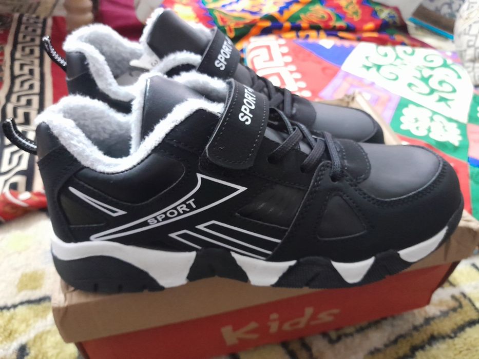 Срочно продам новые зимние подростковые кроссовки