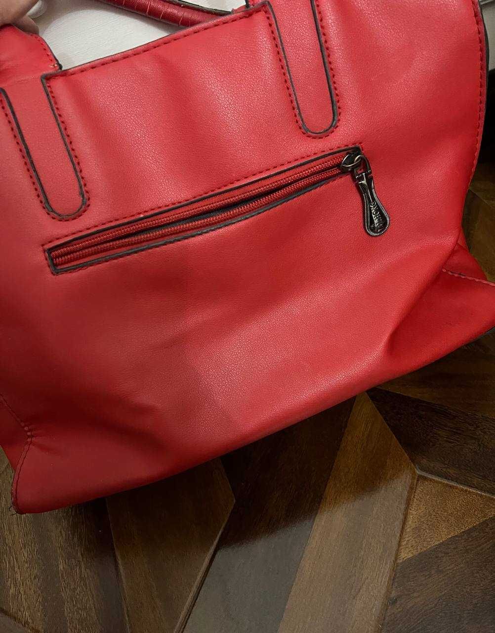Стильная красная кожаная сумка, 34х26 см